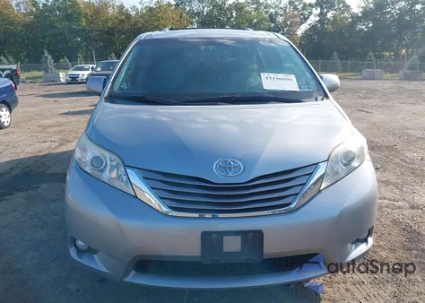 2015 Toyota Sienna Xle 8 Passenger z USA, uszkodzony, nr VIN 5TDYK3DC6FS669527